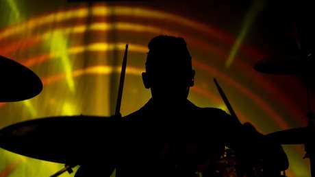 VIDEO: Un baterista sufre un derrame cerebral en directo, continúa tocando con una mano y se desmaya