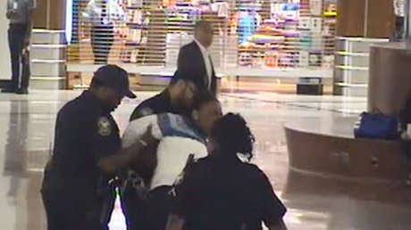 VIDEO: Padres enfrentan a una mujer que trató de secuestrar a su hijo de 6 años en un aeropuerto