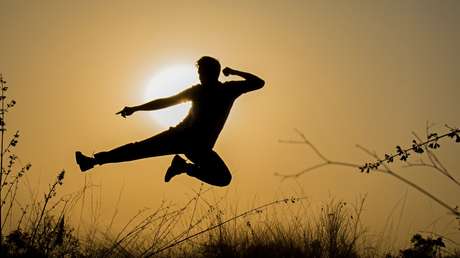 VIDEO: Un luchador de artes marciales mixtas desenrosca la tapa de una botella con una patada