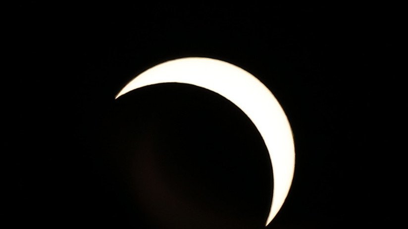 Una imagen muestra en simultáneo el eclipse solar y el paso del huracán Bárbara sobre el Pacífico