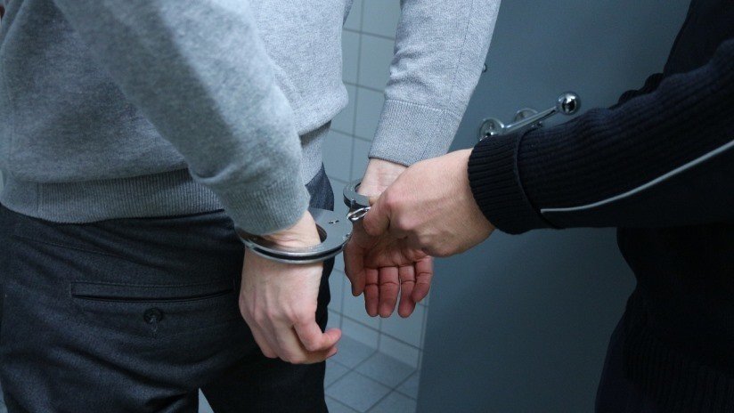 Prueba de ADN ayuda a resolver casos de hace 30 años y lleva al arresto de un exagente en EE.UU. por múltiples cargos de violación