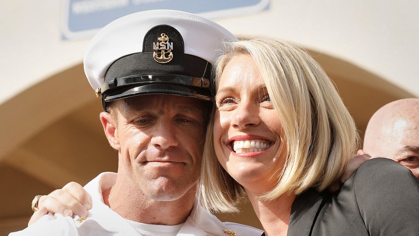 Absuelven de cargo de asesinato al oficial de los Navy SEAL acusado de apuñalar a un militante herido del EI
