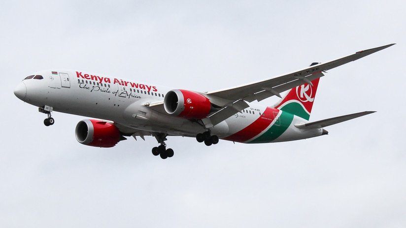 El cuerpo del polizón caído desde un Boeing estuvo a punto de aplastar a un hombre que tomaba el sol en su jardín en Londres