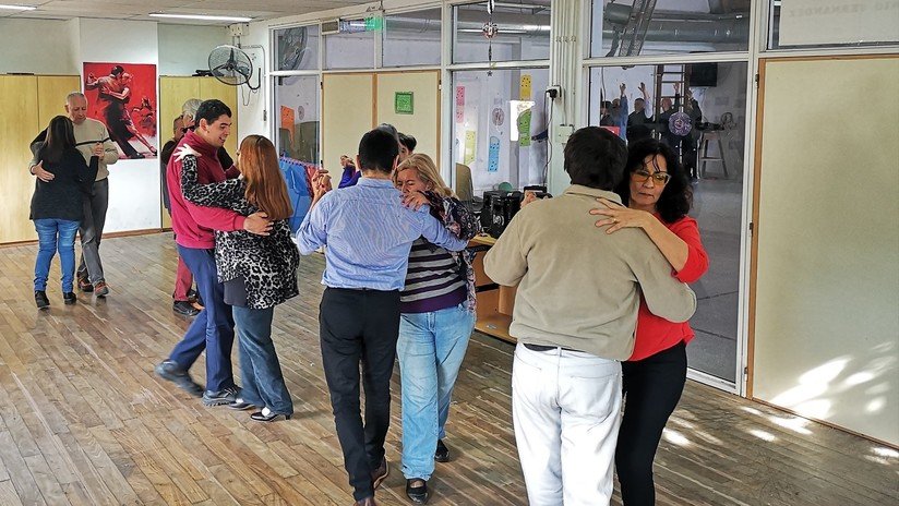 Corporalidad, conexión y milonga: cuando el tango lo bailan ciegos y ciegas (VIDEO)