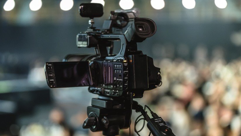 VIDEO: Sismo de 7,1 en California en plena emisión de un programa en directo obliga a la presentadora a esconderse debajo de la mesa