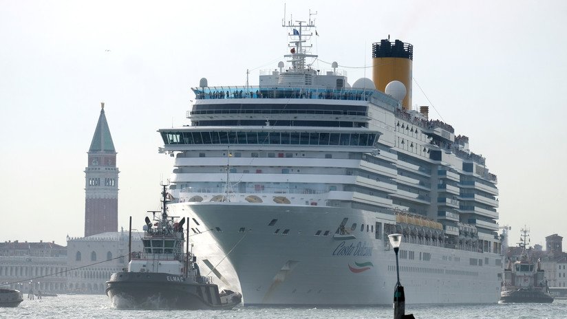 ﻿VIDEO: Un crucero fuera de control a punto de estrellarse contra una cafetería causa pánico en Venecia