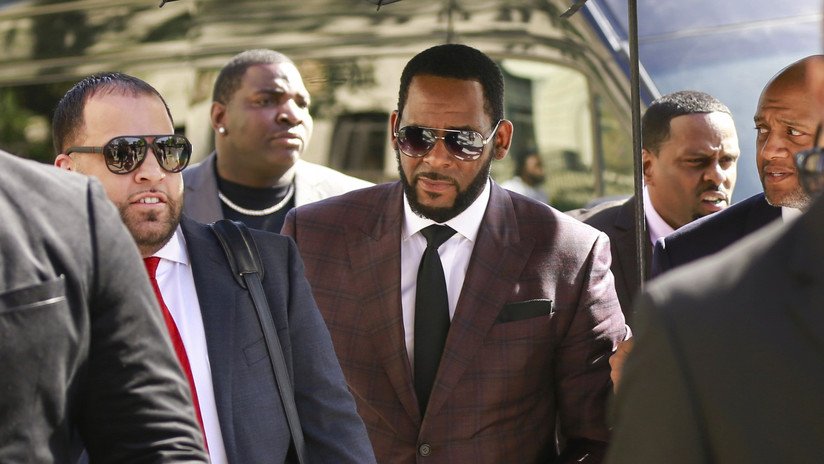 Arrestan al cantante R. Kelly por cargos de tráfico sexual