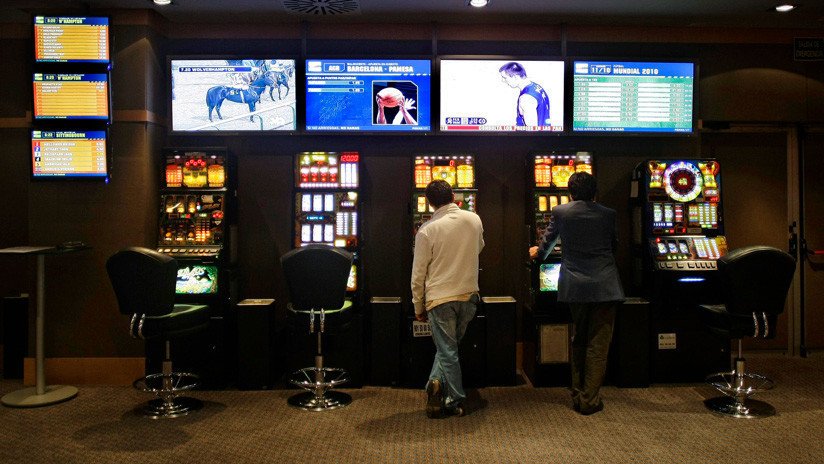 "Juegan con tus sueños": crece el negocio de las casas de apuestas en los barrios desfavorecidos de España