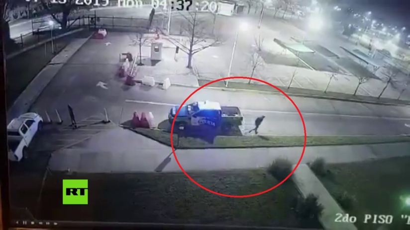 VIDEO: Un reo esposado escapa de un vehículo patrulla en Argentina aprovechando que los policías dormían