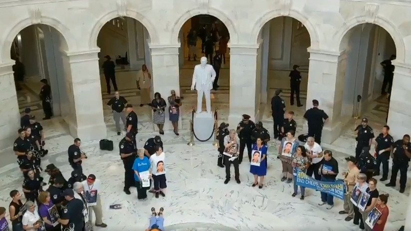Detienen a 70 católicos en el Capitolio de EE.UU. por protestar contra las condiciones de reclusión de los niños migrantes