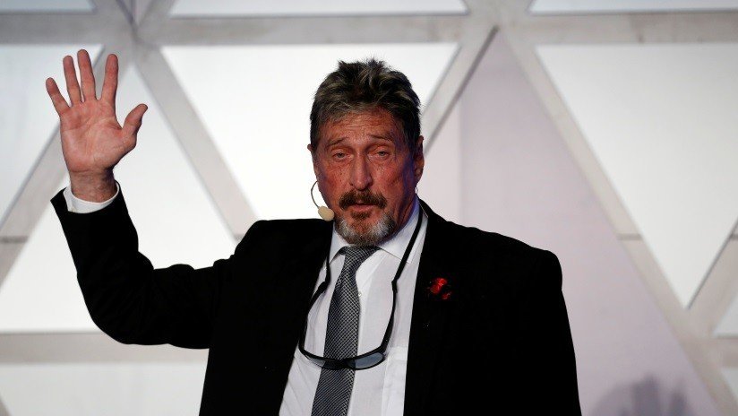 El criptomillonario John McAfee publica una foto en la que posa con un rifle en su yate y afirma que la CIA intentó "llevárselo"
