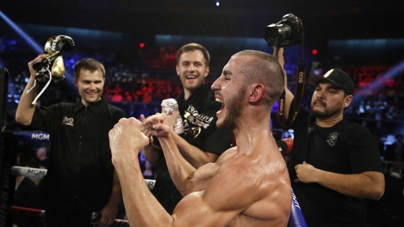 "Recibiste muchos golpes": un entrenador suplica detener la pelea al boxeador ruso que ahora se encuentra en coma inducido (VIDEO)