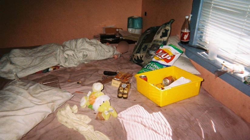 Una joven comparte el desgarrador 'álbum familiar' de su infancia junto a una madre adicta (FOTOS)