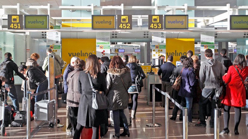 VIDEO: Una aerolínea española impide a una mujer subirse a un avión por su vestimenta