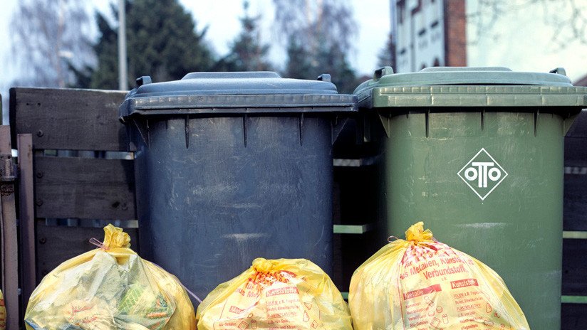 VIDEO: Un niño se esconde durante 30 minutos en un cubo de basura para escapar de un policía