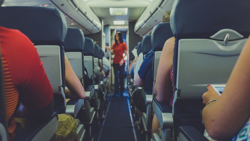 VIDEO: Increpa y golpea con furia a su novio a bordo de un avión por mirar a otras mujeres