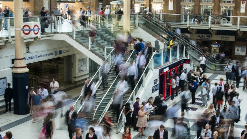 Una mujer pierde una pierna al quedar atrapada hasta la cintura en una escalera mecánica