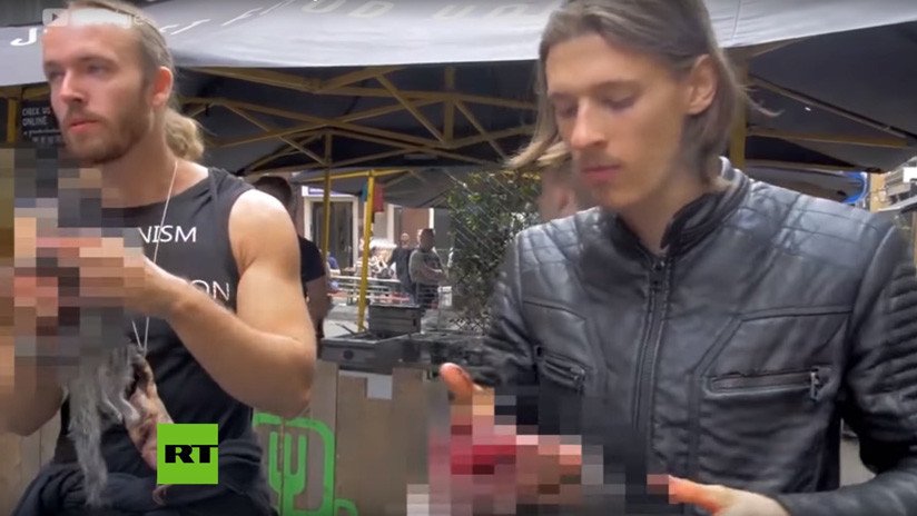 Londres: Multan a dos manifestantes por comer ardillas crudas en un mercadillo vegano