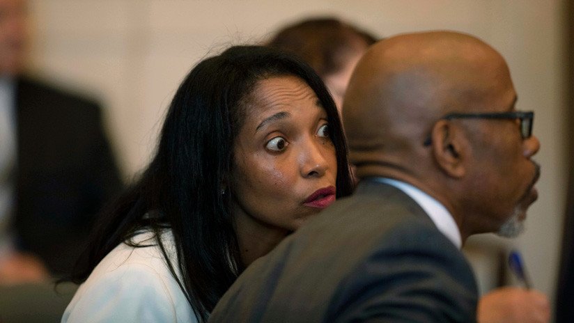 EE.UU.: Sacan a rastras de un tribunal a una exjueza tras ser condenada a seis meses de prisión (VIDEO)