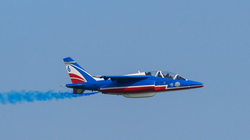 Un avión de acrobacias francés se sale de la pista e invade una carretera tras un accidentado aterrizaje (VIDEOS, FOTO)