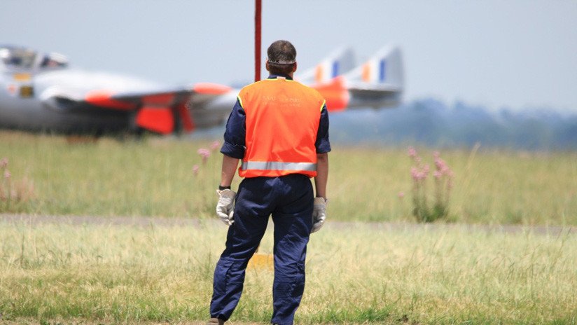 VIDEO: Un empleado de American Airlines baila alocadamente en la pista de aterrizaje y se vuelve viral