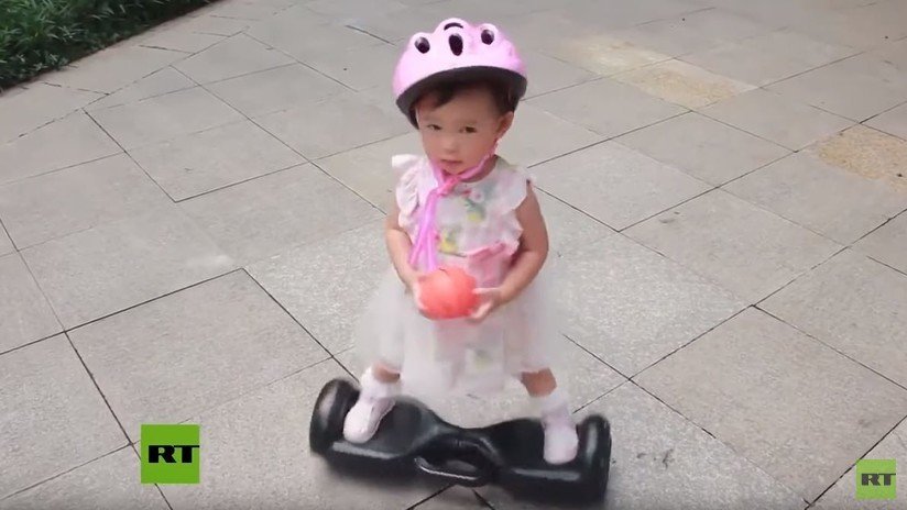 Una niña de menos de 2 años impresiona en las redes por su habilidad con una patineta eléctrica