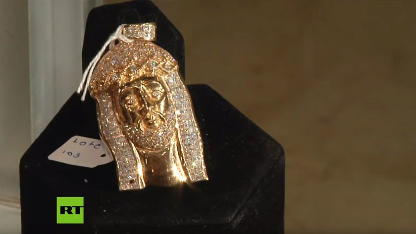 VIDEO: Exhiben "extravagantes" joyas incautadas al crimen organizado en México antes de ser subastadas