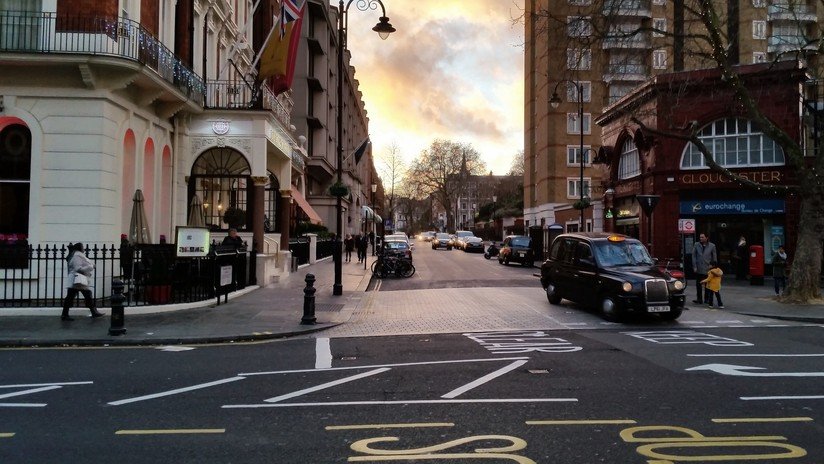Un conductor enfurecido golpea sin querer a un peatón y luego lo atropella adrede (VIDEO)