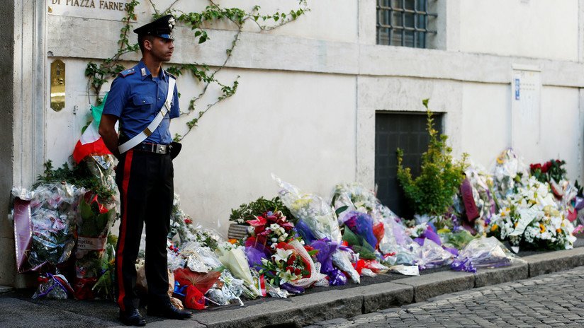 Ojos vendados y manos atadas: La Policía italiana investiga la conducta de sus oficiales por una foto viral