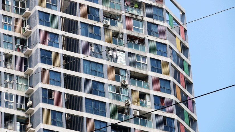 VIDEO: Vecinos atrapan con una manta a un niño que cae desde un sexto piso