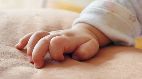 Víctimas del robo de bebés durante el franquismo en España comparten sus dolorosas historias