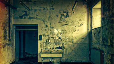 Un sospechoso de haber matado a una estudiante planeaba construir un cuarto secreto en su casa con grandes ganchos en el techo