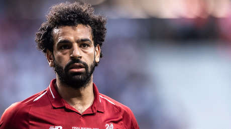 Modelo denuncia ataques y peligro de volver a Egipto por 'tuits' del futbolista Mohamed Salah