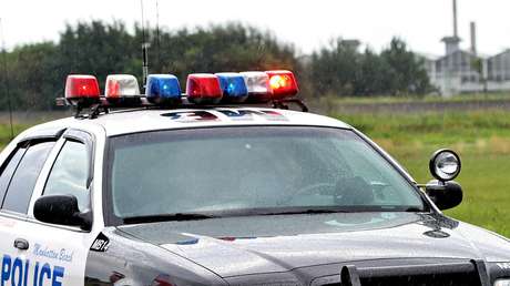 VIDEO: Un afroamericano conectado a una máquina intravenosa sale de un hospital a dar un paseo y lo arrestan por sospecha de robo