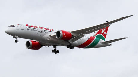 El cuerpo del polizón caído desde un Boeing estuvo a punto de aplastar a un hombre que tomaba el sol en su jardín en Londres