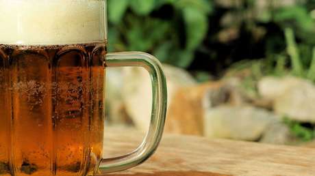 VIDEO: Un hombre se desploma y muere tras tomarse una jarra de cerveza de un solo trago