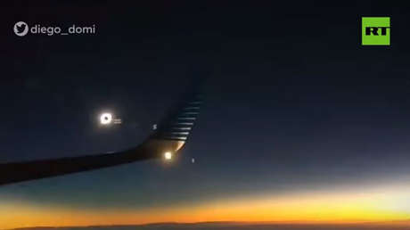 FOTOS, VIDEO: Aerolíneas Argentinas cambia el horario de un vuelo para contemplar el eclipse solar desde el aire y así se vio