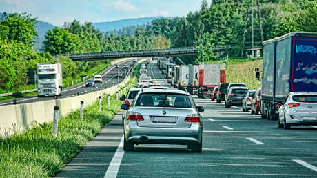 VIDEO: Un auto con una embarazada a bordo choca a toda velocidad contra la bionda y la mujer sale ilesa