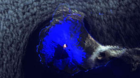 FOTOS: Hallan un lago de lava persistente dentro del cráter de un volcán en una remota isla