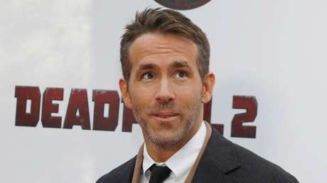 VIDEO: Ryan Reynolds busca unirse al 'BottleCapChallenge' y sufre un estrepitoso fracaso