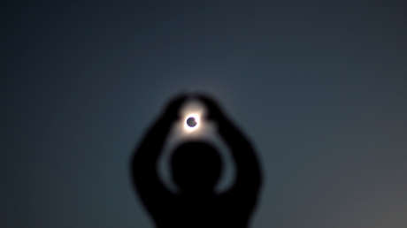 FOTOS, VIDEO: Las sublimes imágenes del chileno Víctor Carrera al volar su parapente en medio del eclipse solar