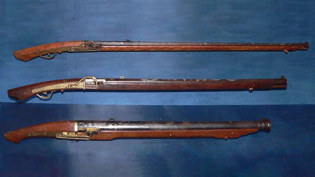 FOTOS: Va a pescar y encuentra un antiguo fusil de la época de los samuráis