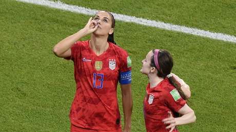 "Ese es el té": la polémica celebración de la futbolista estadounidense Alex Morgan tras el triunfo contra Inglaterra (VIDEO)