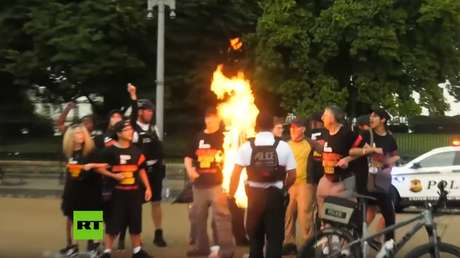 VIDEO: Queman la bandera de EE.UU. y la tiran en llamas a un agente del servicio secreto frente a la Casa Blanca en plena celebración del 4 de julio