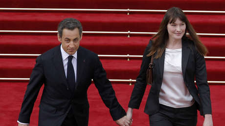 "Ha dado el estirón": Una revista muestra a Nicolas Sarkozy más 'alto' que Carla Bruni y la Red estalla en memes