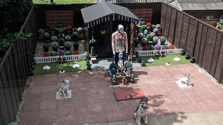 Maniquí enmascarado, sangre, estatuas de animales y un altar: internautas intentan resolver el misterio de un extraño jardín (FOTO)