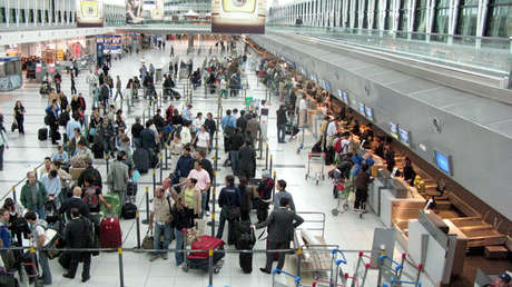 Una protesta en los aeropuertos de Buenos Aires provoca demoras y cancelaciones en el comienzo de un fin de semana largo