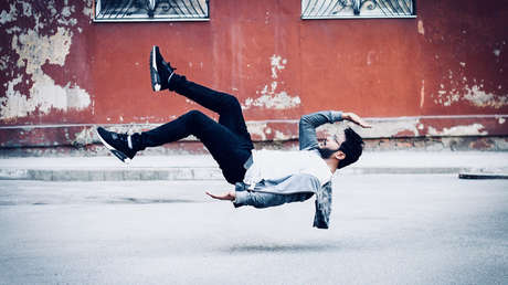 FOTO: Una ilusión óptica con un hombre 'levitando' desconcierta a los internautas