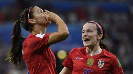 La futbolista Alex Morgan afirma que su polémica celebración de un gol ante Inglaterra fue un homenaje a 'Sansa Stark' y la actriz le responde