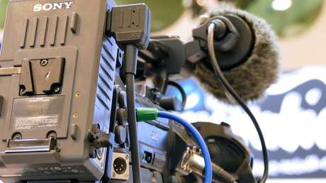 VIDEO: Periodista salva su reportaje de la interrupción de un transeúnte 'a lo Mujer Maravilla' en directo y conquista a la Red